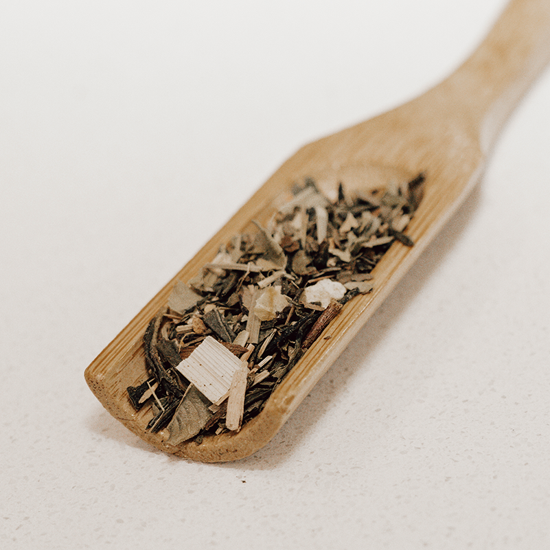 IngenuiTea™ SoulGreen green tea blend on spoon